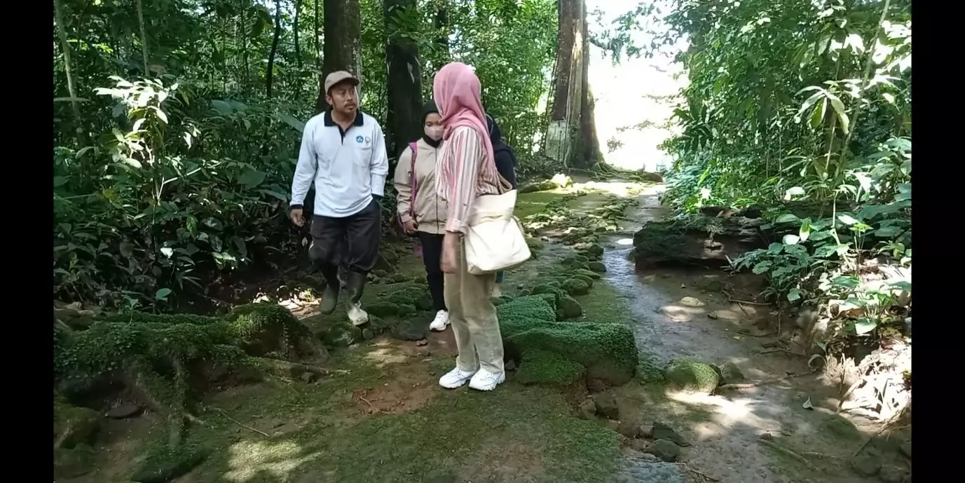 Penjaga Situs Batur Agung, Sobirin, sedang mengisahkan tentang sejarah Situs Batur Agung.