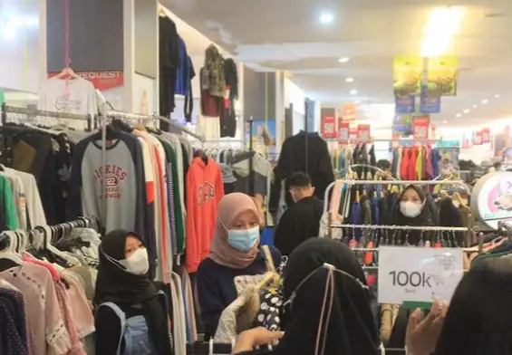 Kalangan muda saat mengunjungi thrift shop di salah satu supermarket di Purwokerto.