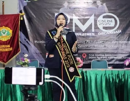 Endah saat menyampaikan pandangannya di depan umum.