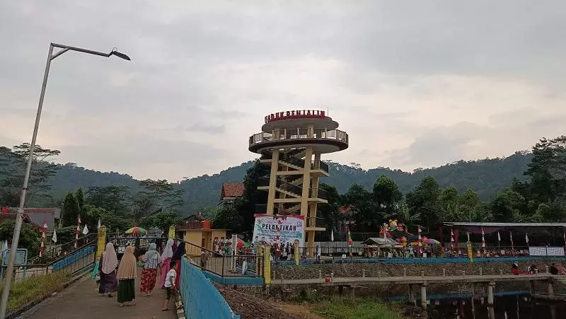 Menara doyong di Waduk Penjalin yang terlihat miring ke samping.