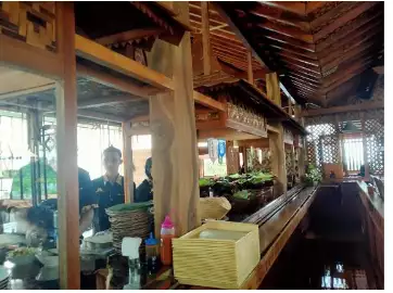 Suasana pengunjung yang disediakan makanan dengan cara suguhan prasmanan.
