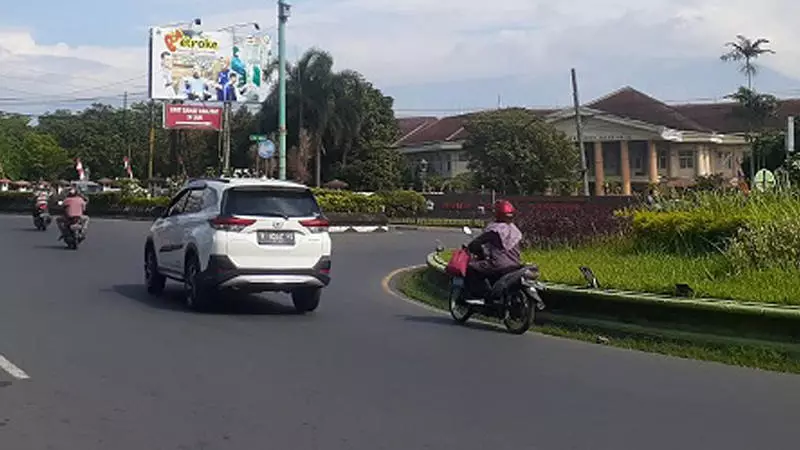 Ilustrasi kendaraan bermotor yang melintas di JL. Suparjo Rustam, Banyumas. (Rinya/Pojok Nulis)