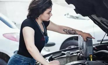 Tips Memilih Oli yang Tepat untuk Mobil Sesuai Kebutuhan