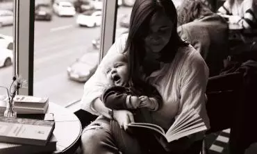 Meningkatkan Kualitas Tumbuh Kembang Anak dengan Membacakan Buku Sejak Usia Dini