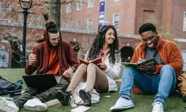 Tidak Selalu Harus Les, Berikut Cara Mudah & Menyenangkan Belajar Bahasa Inggris
