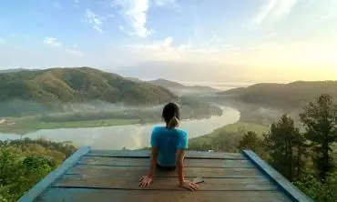Nikmati Indahnya Pemandangan Sunset dari Bukit Watu Meja