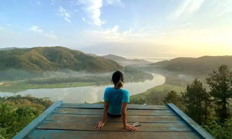 Nikmati Indahnya Pemandangan Sunset dari Bukit Watu Meja