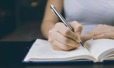 Punya Hobi Menulis? Ini Peluang Karier yang Bisa Kalian Tekuni