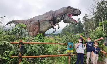 Berjumpa dengan Dinosaurus di Taman Dinoland D'LAS Purbalingga