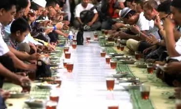 Jaburan dan Takjil, Tradisi Jamuan Makanan Penuh Kebersamaan Saat Ramadan