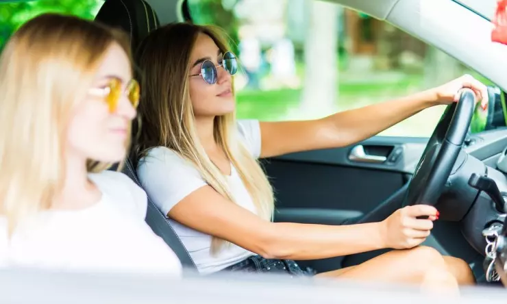 Pilih Mobil AT atau MT? Cek Kelebihan dan Kekurangannya