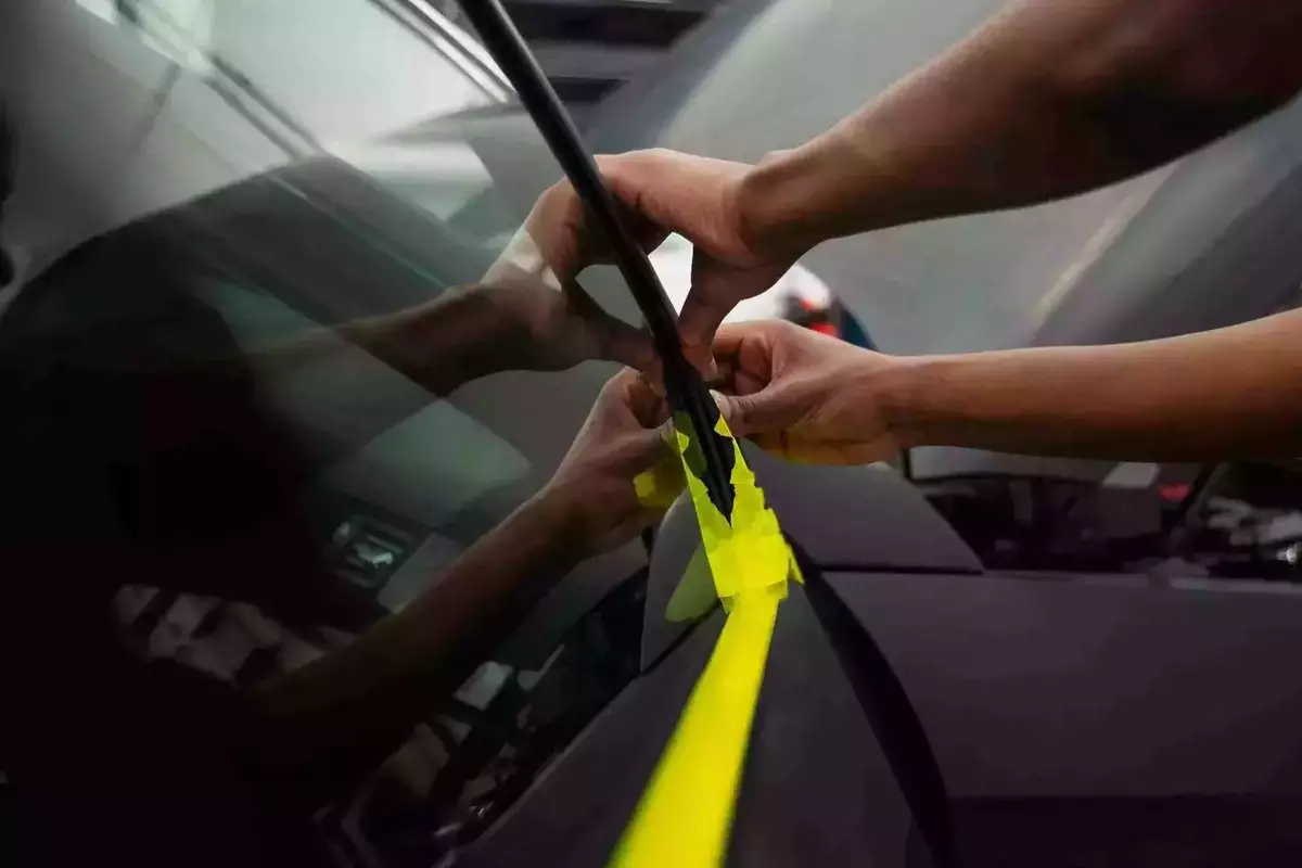 pemasangan kaca mobil perlu ketelitian agar rapi