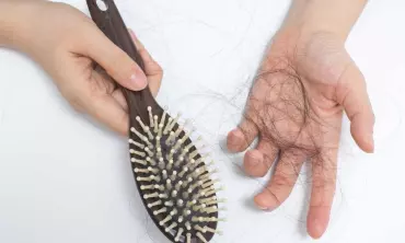 Kenali Penyebab Rambut Rontok dan Cara Mengatasinya