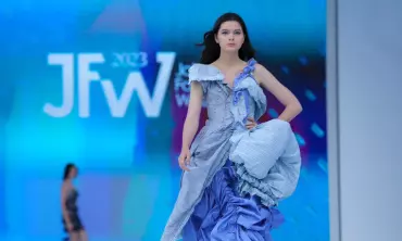 Tips Tampil Percaya Diri dengan Busana Warna Biru