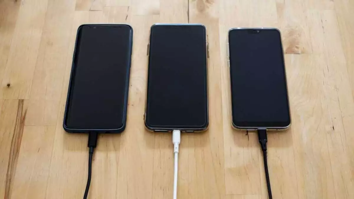 mencharger-hp-saat-dingin