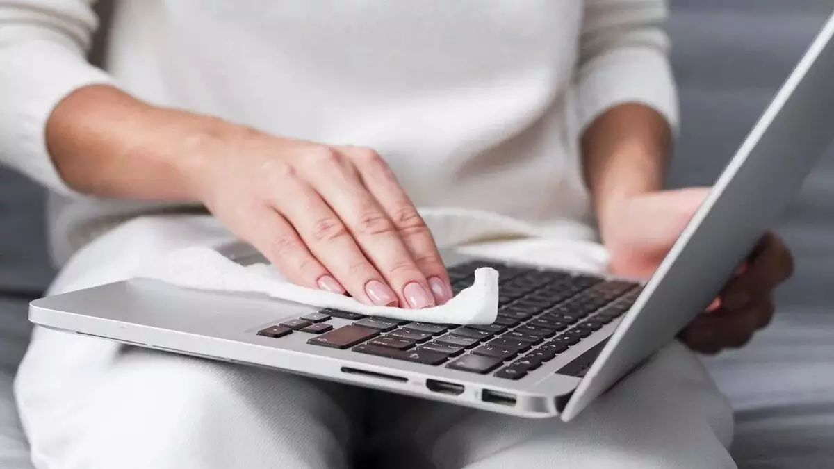 Bersihkan-laptop-secara-berkala-untuk-menjaga-Laptop-dari-Debu-dan-Kotoran