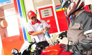 Menggoyangkan Motor Saat Isi Bensin, Berbahayakah?