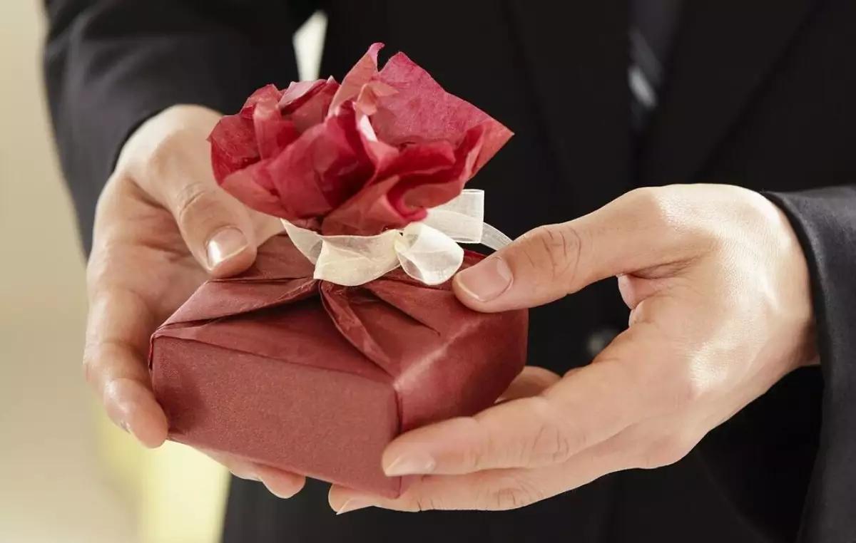 memberi-hadiah-pasangan