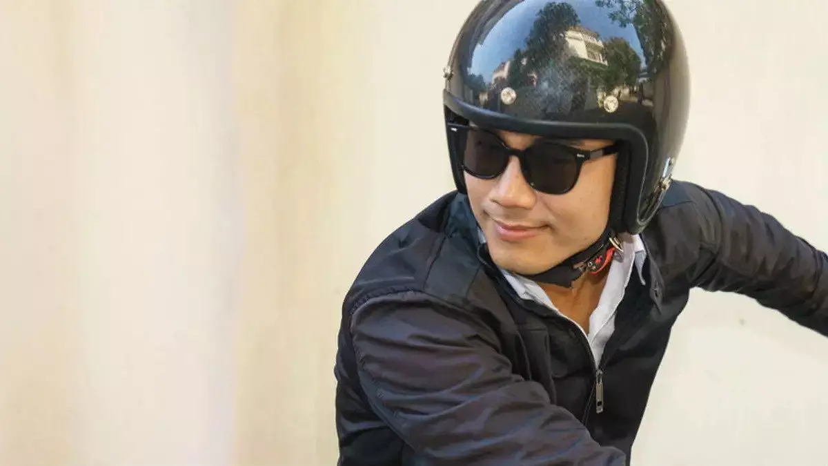 kacamata-hitam-bisa-melindungi-dari-angin-dan-sinar-matahari-saat-touring