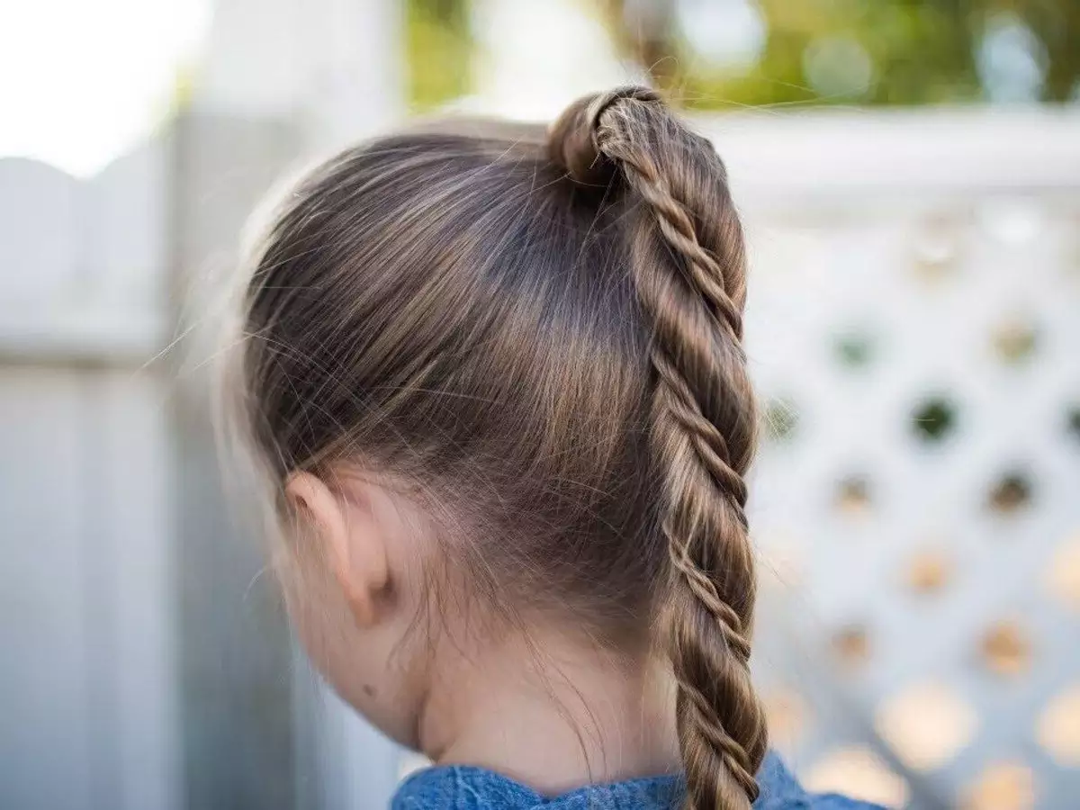 ponytail-dengan-variasi-lilitan-rambut-jadi-alternatif-mempercantik-anak-perempuan-Anda