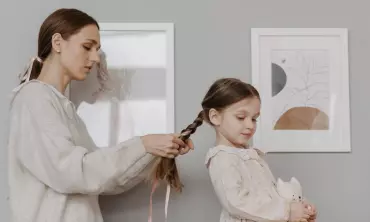 5 Contoh Variasi Rambut Ponytail dengan Kombinasi Kepang Unik untuk Anak Perempuan
