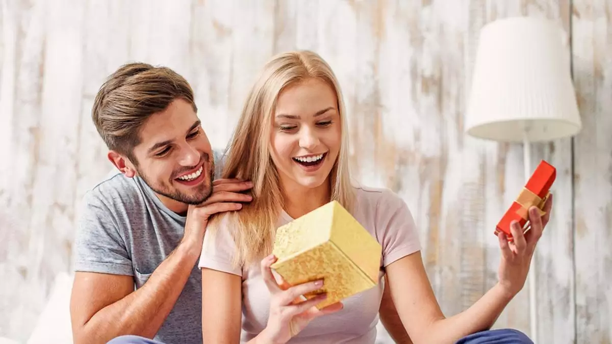 memberikan-hadiah-dan-perhatian-kepada-pasangan-bisa-menjadi-langkah-untuk-memperbaiki-hubungan