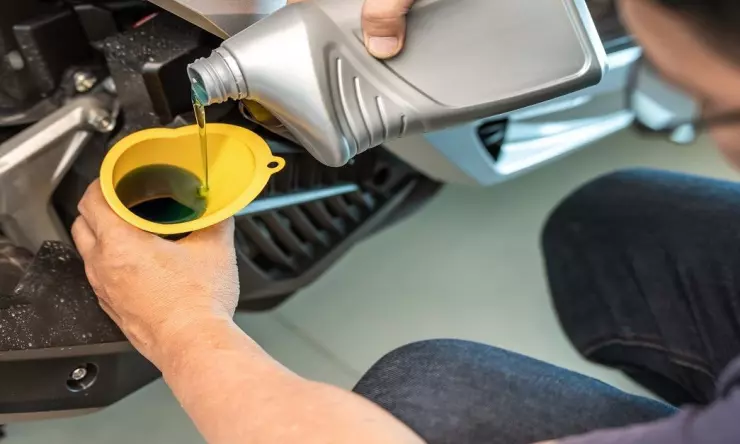Apa yang Terjadi Jika Oli Motor Tidak Diganti & Kapan Waktunya Mengganti Oli  Motor