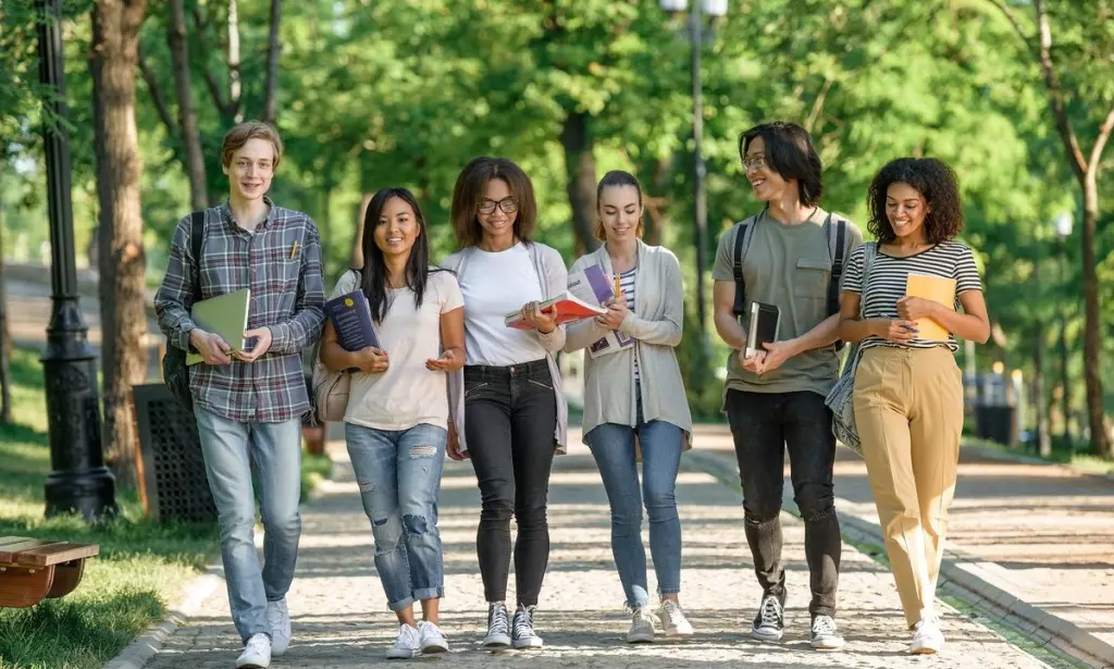 Pilihan Tren Outfit Mahasiswa Baru 2023 Saat ke Kampus