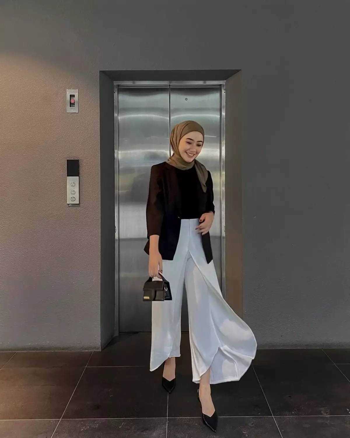 kemeja-hitam-celana-putih