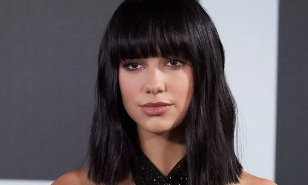 Gaya Rambut Bob Rata dengan Poni Ala Dua Lipa