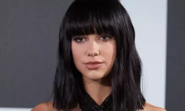 Gaya Rambut Bob Rata dengan Poni Ala Dua Lipa