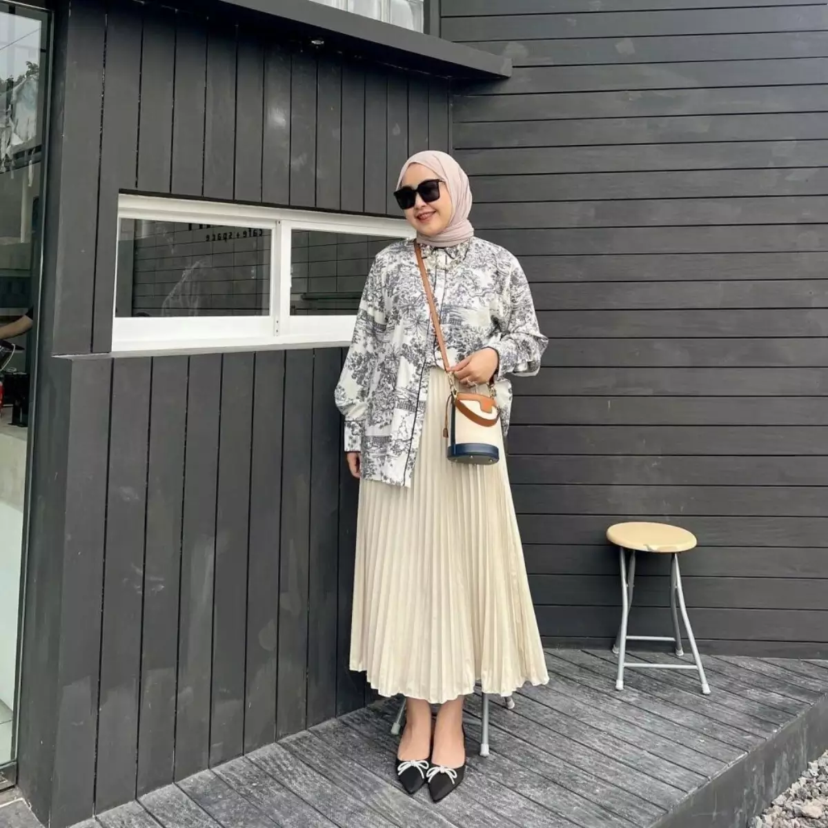 rok-plisket-kemeja-motif