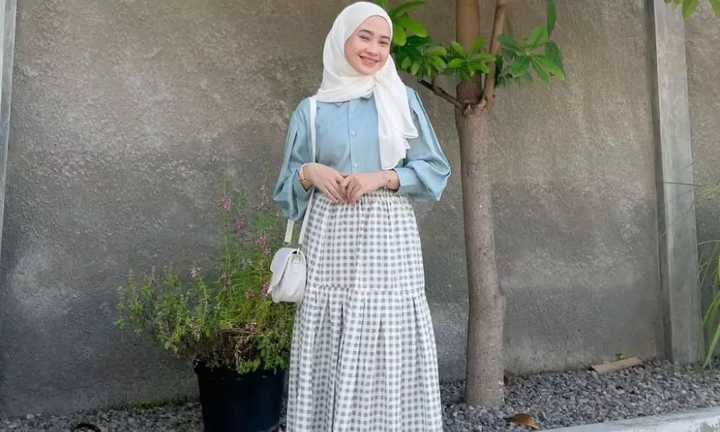 Berhijab Gak Bisa Pakai Outfit Kuliah Keren? Cek OOTD Hijab Kuliah Pakai Rok Plisket