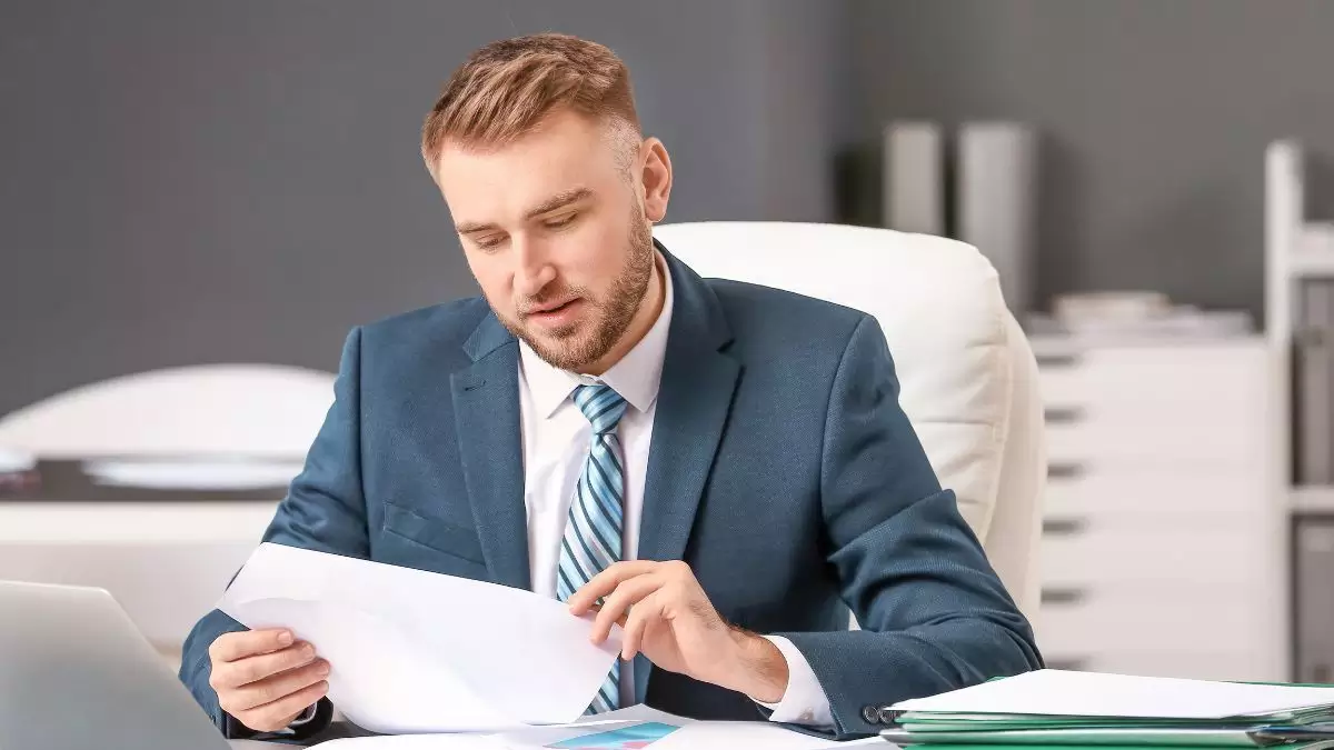 Compliance-Officer-salah-satu-jenjang-karir-tingkat-middle-yang-ada-di-industri-perbankan