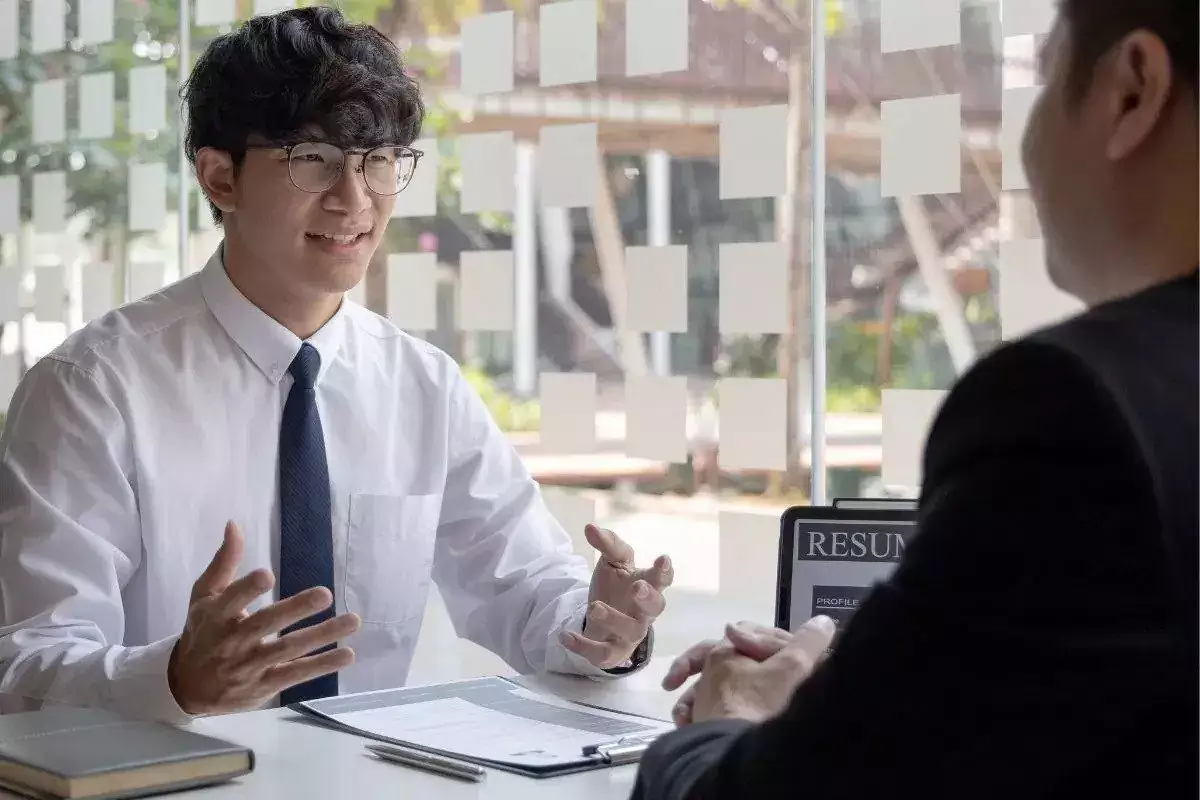 Gunakan-Bahasa-Tubuh-yang-Menunjukkan-Kepercayaan-Diri-dalam-melamar-kerja