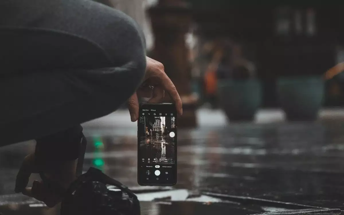 Pastikan-HP-yang-Anda-pilih-memiliki-fitur-stabilisasi-gambar-optik-(OIS)-atau-elektronik-(EIS)