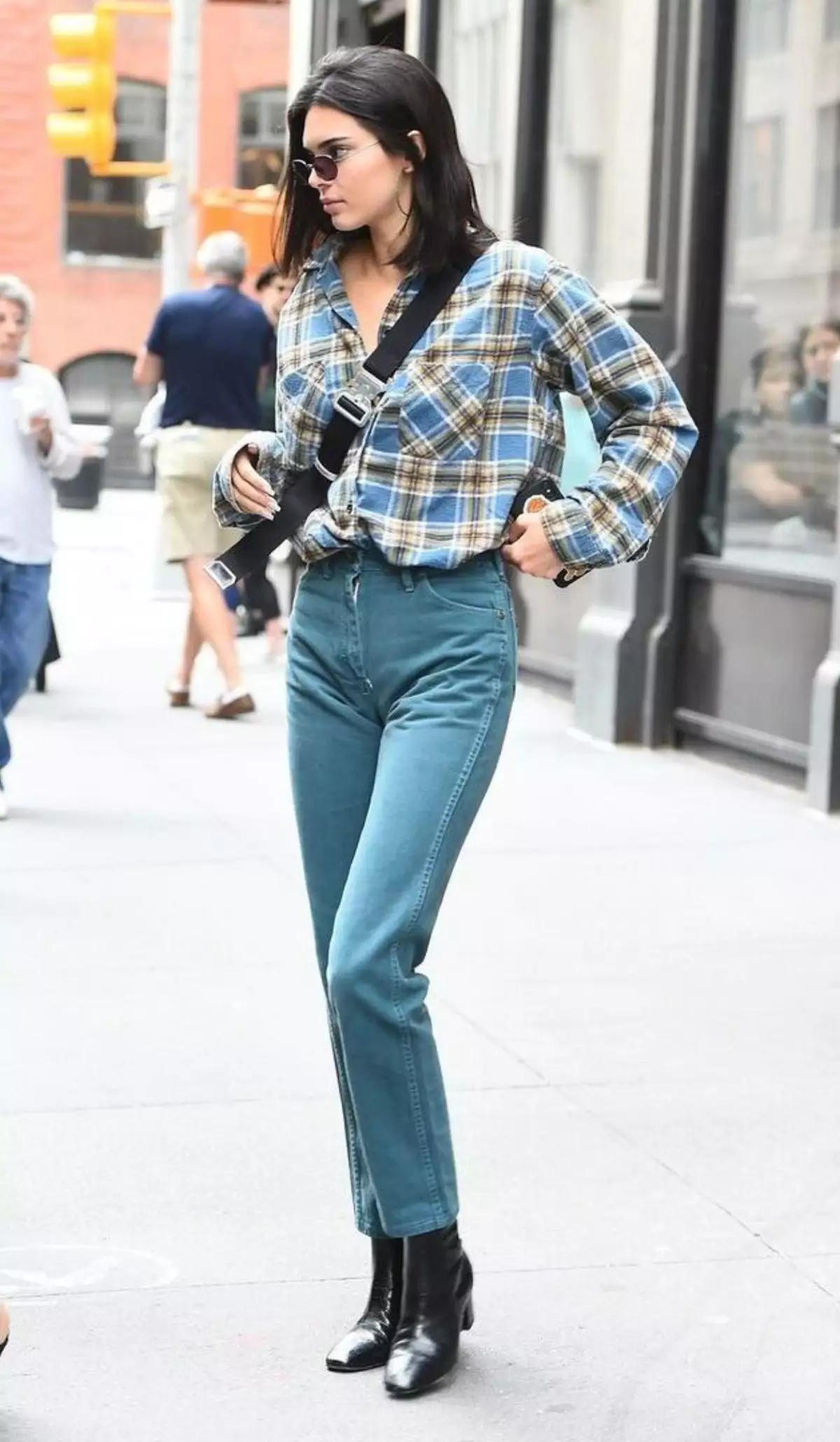 celana-jeans-sangat-pas-digunakan-untuk-membuat-outfit-boyish celana-jeans-sangat-pas-digunakan-untuk-membuat-outfit-boyish