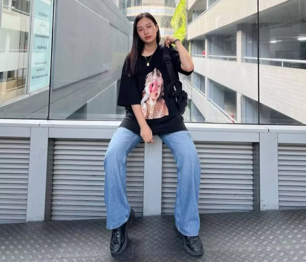 Oversized-Shirt-dan-Jeans-jadi-pilihan-simpel-untuk-outfit-boyish Oversized-Shirt-dan-Jeans-jadi-pilihan-simpel-untuk-outfit-boyish