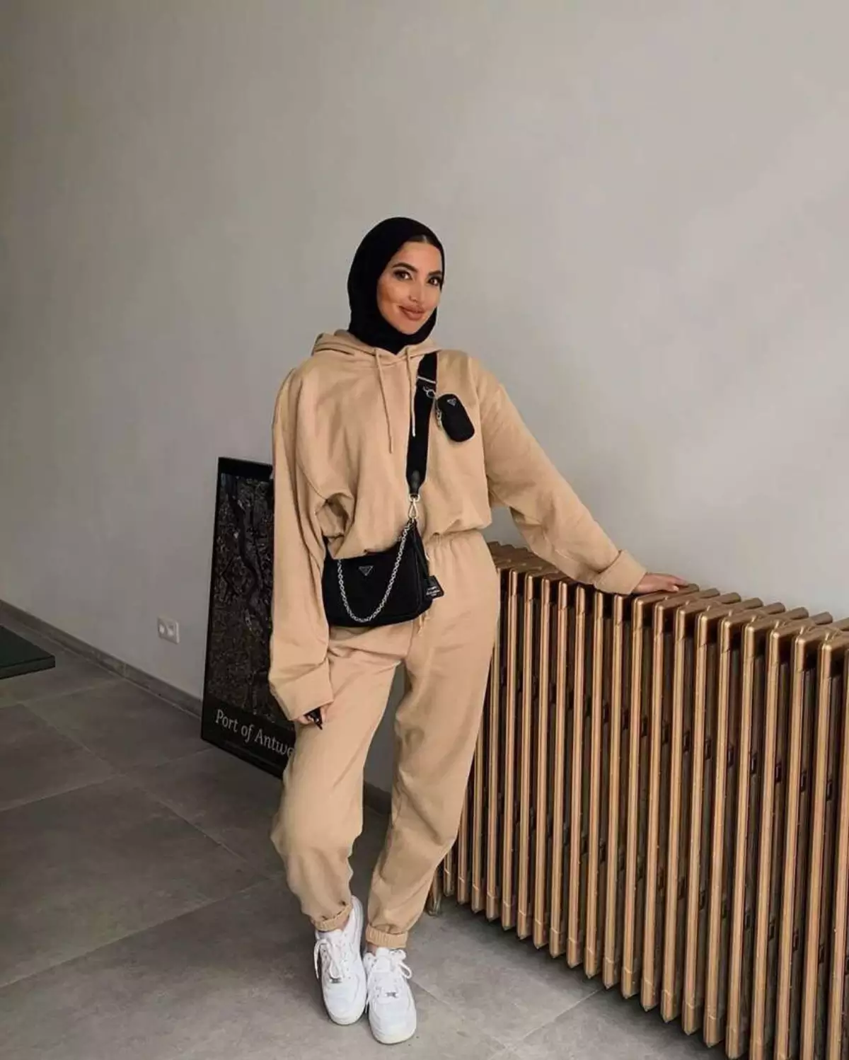 Hoodie-dan-Jogger-Pants-dengan-warna-serupa-juga-menambah-kesan-tomboy-pada-penampilan-anda Hoodie-dan-Jogger-Pants-dengan-warna-serupa-juga-menambah-kesan-tomboy-pada-penampilan-anda