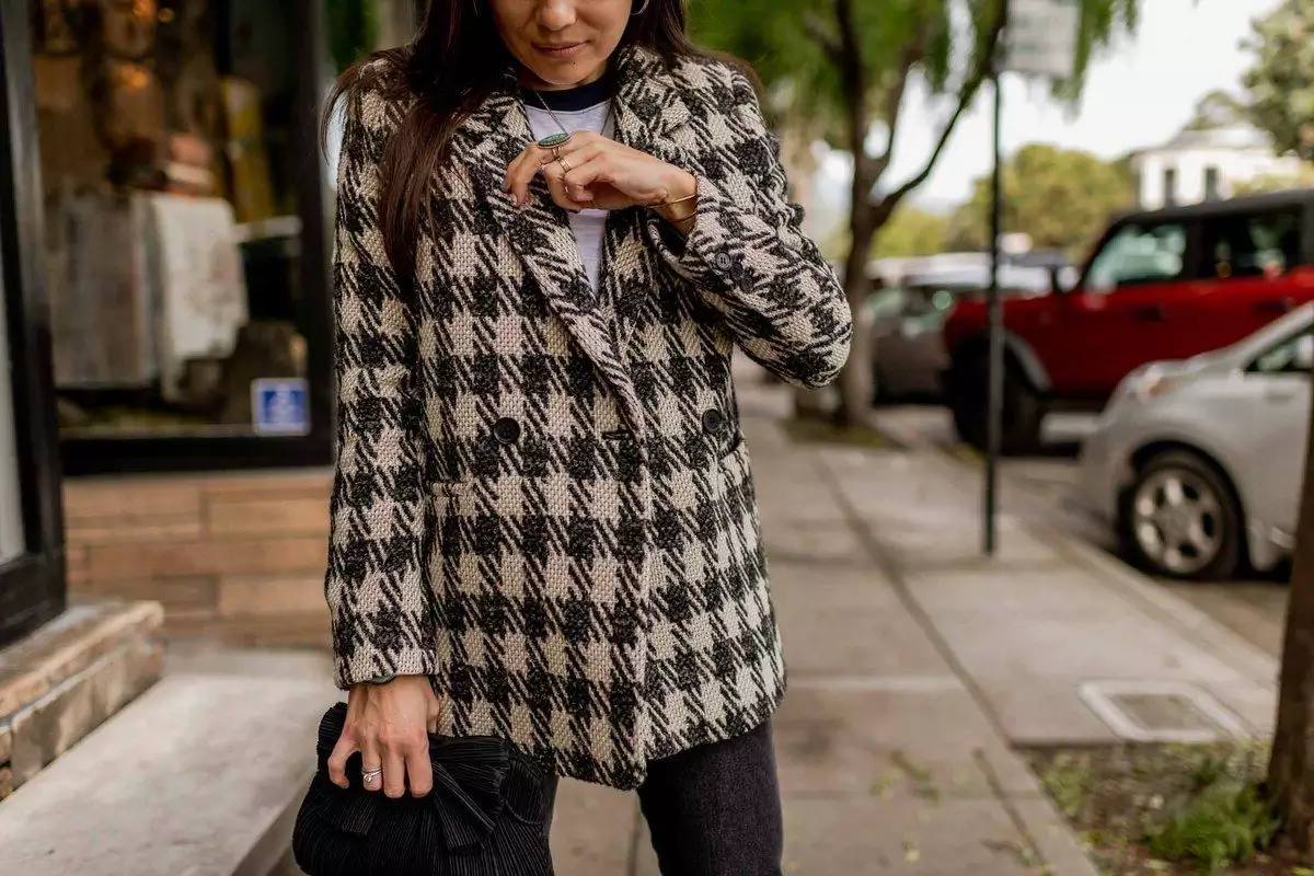 padu-padan-blazer-dan-t-shirt-juga-bisa-jadi-alternatif-gaya-boyish padu-padan-blazer-dan-t-shirt-juga-bisa-jadi-alternatif-gaya-boyish