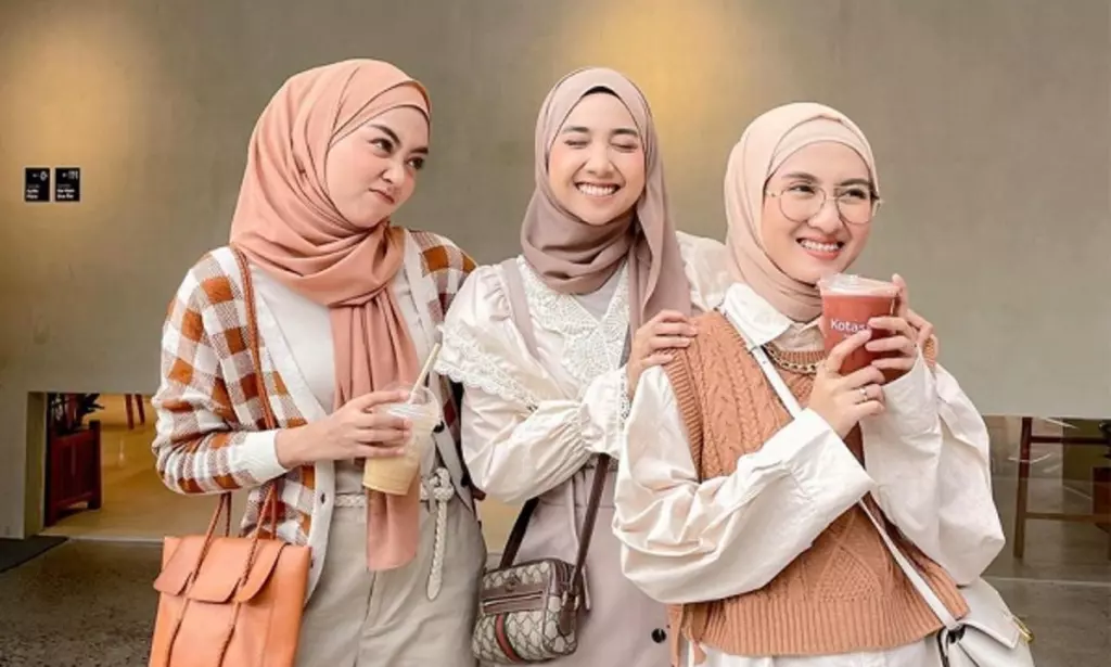 Gaya Fashion Preppy dengan Sentuhan Vintage yang Unik & Nostalgic