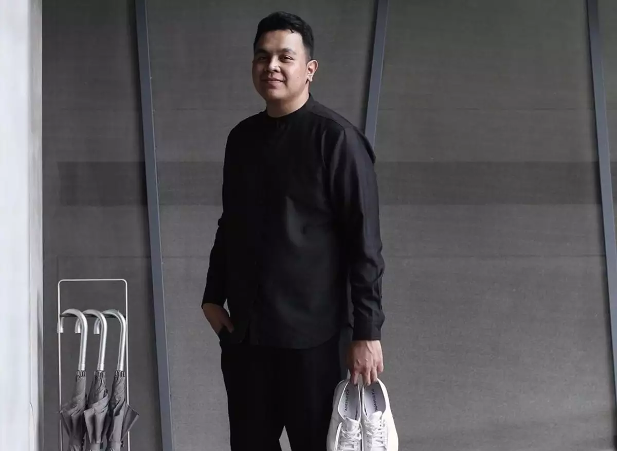 Pilih-pakaian-yang-didominasi-warna-gelap