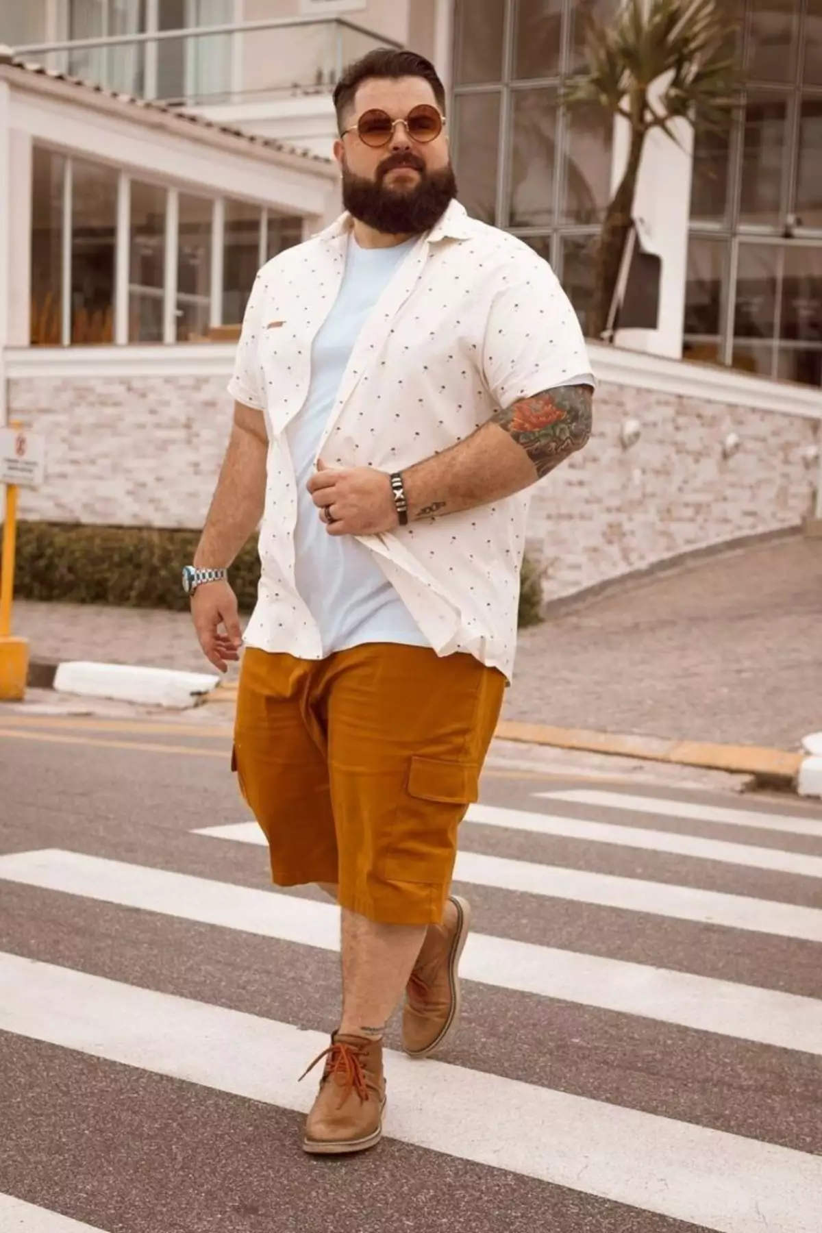 kombinasikan-warna-gelap-dan-cerah-untuk-outfit-keren-pria-gempal