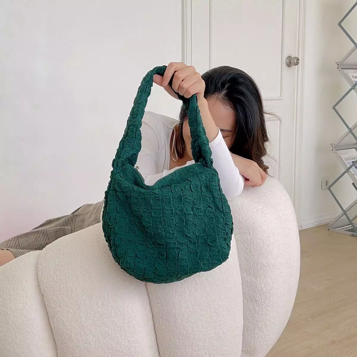 warna-hijau-army-bisa-menjadi-pilihan-warna-puffy-bag-yang-modis