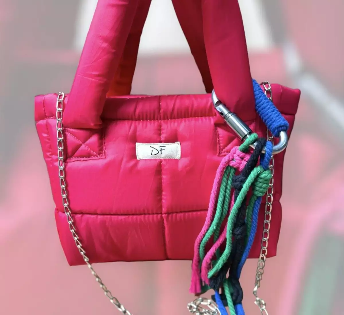 tambahkan-aksesoris-yang-pas-untuk-menambah-kesan-modis