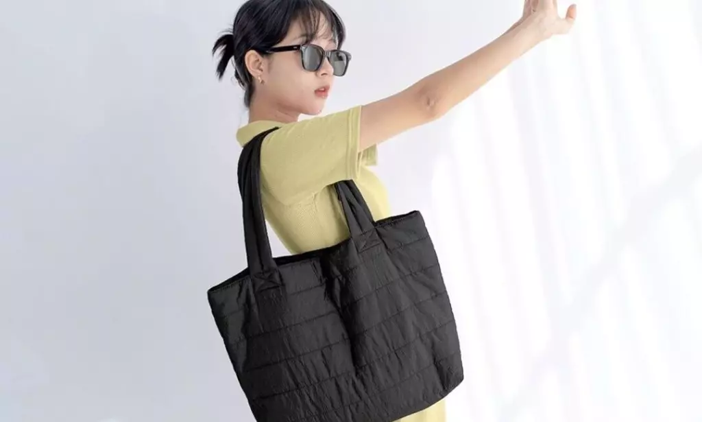 Tampil Modis & Casual ke Kampus dengan Puffy Bag