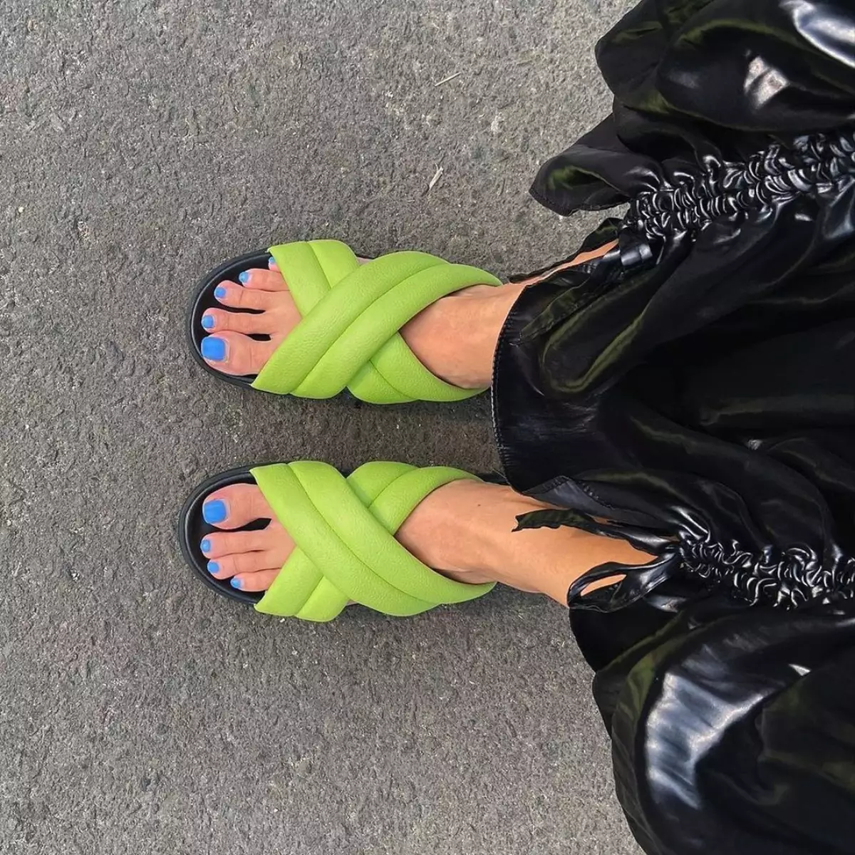 sesuaikan-warna-sandal-jelly-dengan-acara-yang-akan-dilakukan