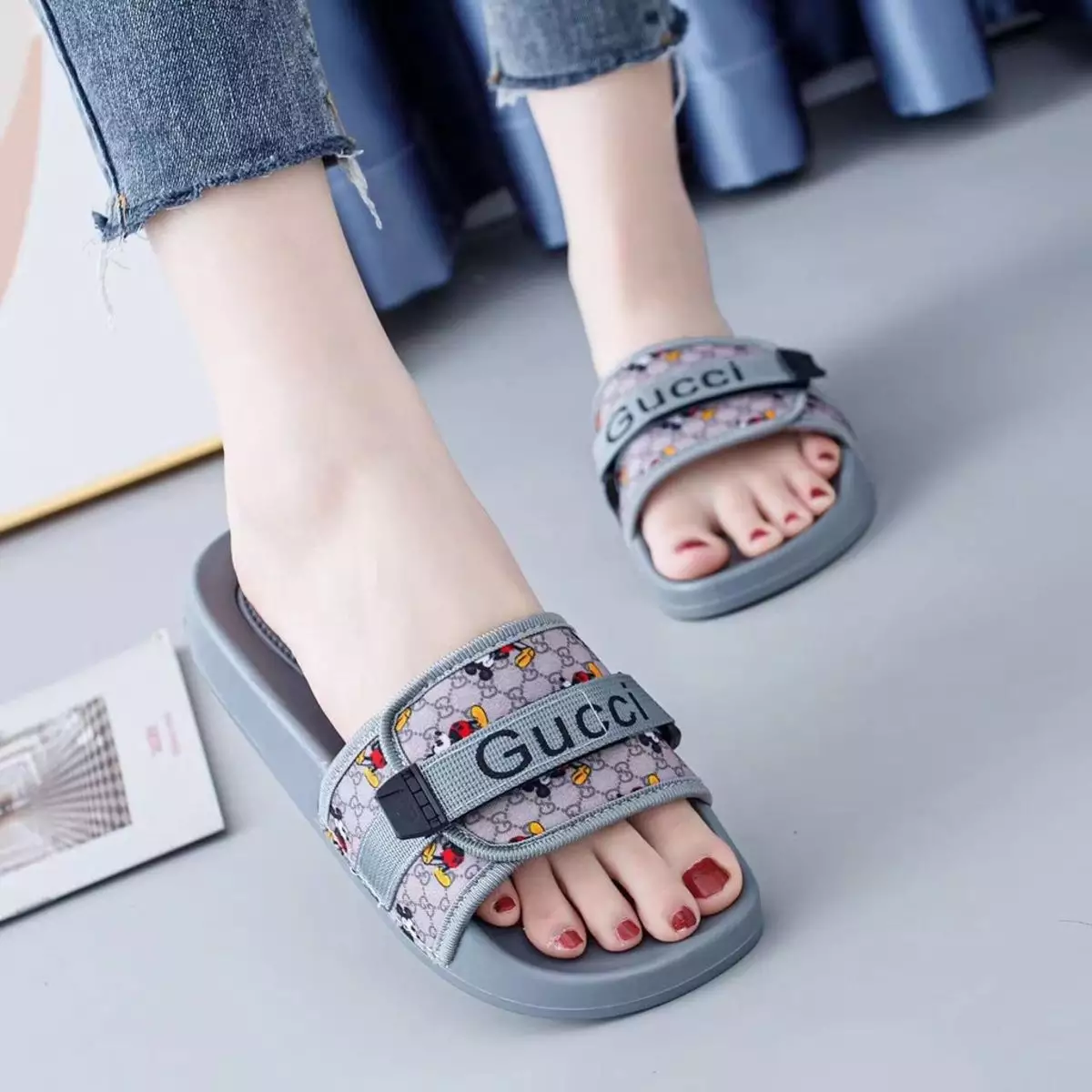 pilih-motif-sandal-jelly-yang-simpel-dan-sesuai-selera