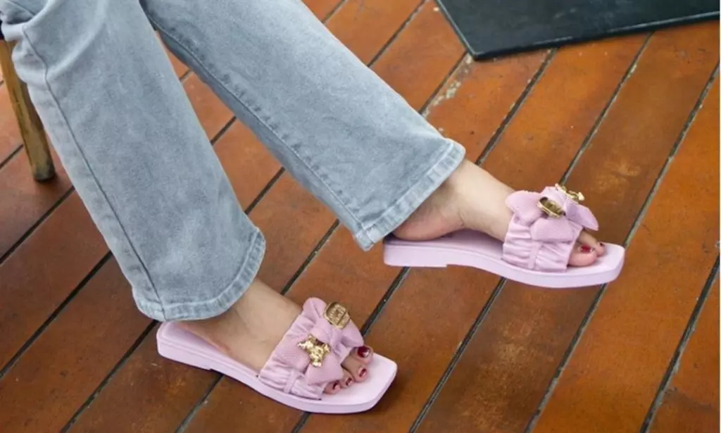 Tips Memilih Sandal Jelly yang Nyaman & Sesuai dengan Gaya Outfit