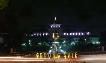 Cara Unik Menikmati Suasana Malam di Kota Bandung